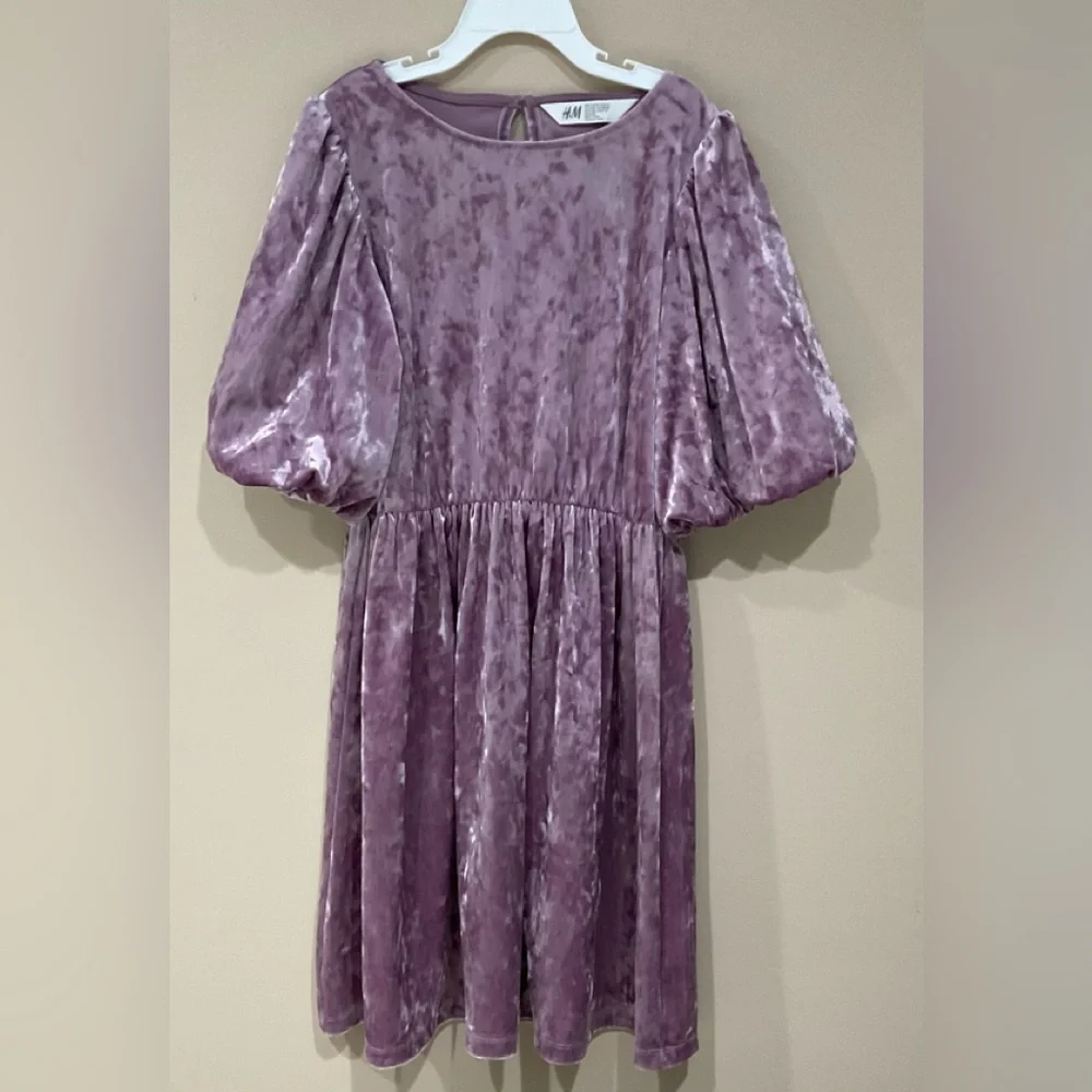 ☀️H&M Girl’s Velour Pleated Bell Sleeves Dress, Size 8-10, 134-140